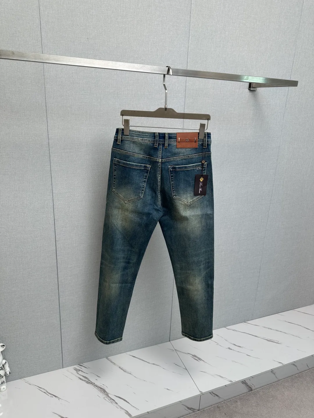 Available at the official website counter at the same time, the Original is a very stylish pair of jeans, with customized original washed denim fabric, unique design, top-notch printing technology letter pattern logo, original hardware accessories decoration, an extremely outstanding pair of jeans, the materials and craftsmanship are extremely luxurious and exquisite, extremely high-grade, handsome and stylish upper body, recommended 👍, Sizes: 29-38